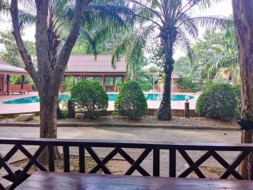 Exterior view, Petchpailin Resort in Lat Ya