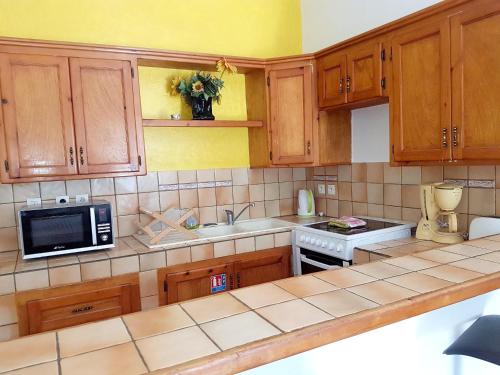 One bedroom appartement with furnished garden and wifi at La Savane 2 km away from the beach - Location saisonnière - Happy Bay