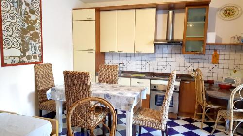 2 bedrooms apartement at Salto di Fondi 200 m away from the beach with enclosed garden