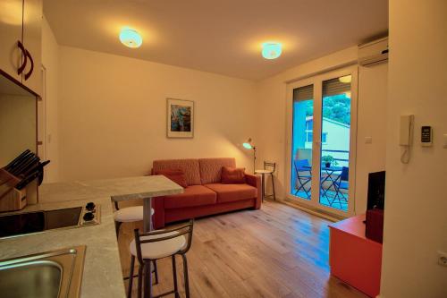  Mitra Zonata Orange in Omiš