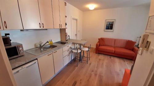  Mitra Zonata Orange in Omiš