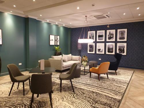 Bar/lounge, Mercure Cardiff North Hotel in Cardiff
