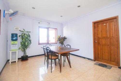Business center, RedDoorz near Pantai Boom in Banyuwangi