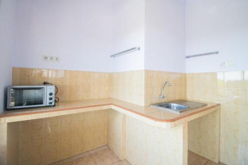 Kitchen, RedDoorz near Pantai Boom in Banyuwangi