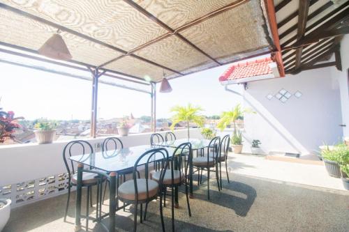 Restaurant, RedDoorz near Pantai Boom in Banyuwangi