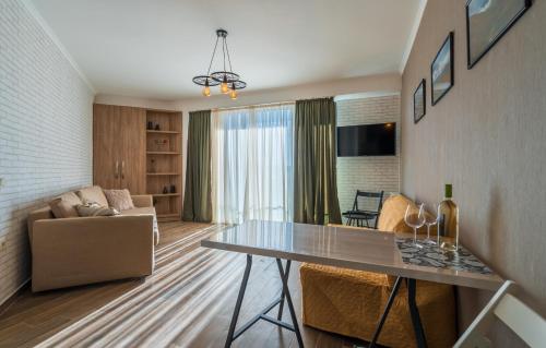 Perfect location! Magnificent view! Extra bedroom apartment!