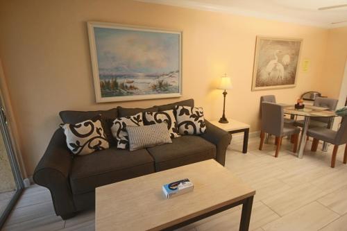 1/1 bed&bath condos 5 min drive to Siesta in Sarasota, USA