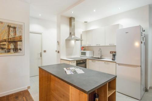 Charming large flat at the heart of Grenoble old city - Welkeys