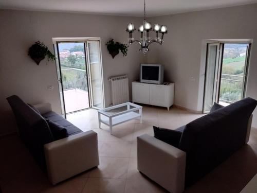  Entire Apartment overlooking Picinisco, Large Outside Terrace, Free Parking, Sleeps 8, Unterkunft in Picinisco