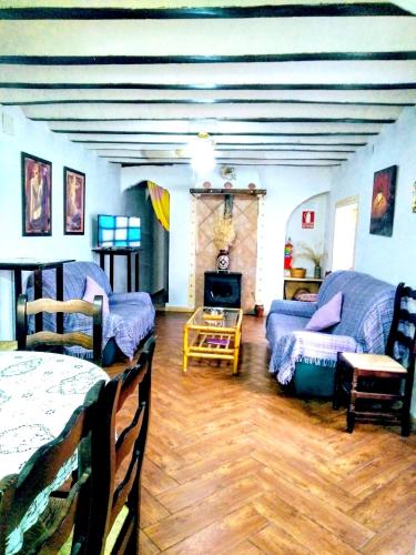 House with 5 bedrooms in Casas del Cerro with wonderful mountain view and furnished terrace gîte à louer Alatoz