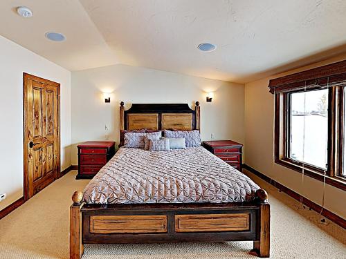 New Listing! Huge Townhome with Private Garage townhouse - main image