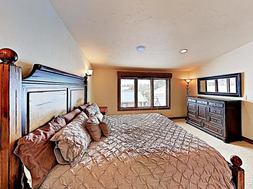 New Listing! Huge Townhome with Private Garage townhouse - image 3