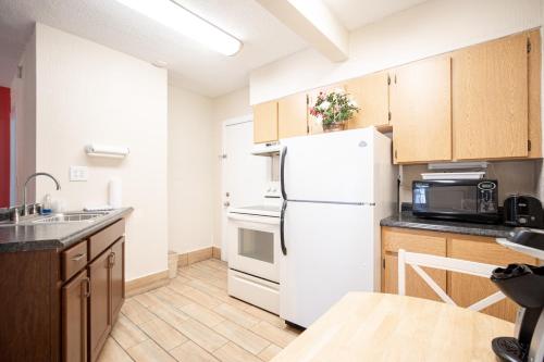 Island Sun Inn & Suites - Venice, Florida Historic Downtown & Beach Getaway - 주방