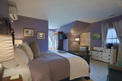 North Lodge on Oakland Bed and Breakfast - image 7