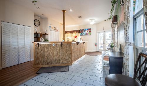ล็อบบี้, Island Sun Inn & Suites - Venice, Florida Historic Downtown & Beach Getaway in เวนิส (FL)