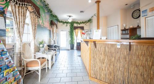 ล็อบบี้, Island Sun Inn & Suites - Venice, Florida Historic Downtown & Beach Getaway in เวนิส (FL)
