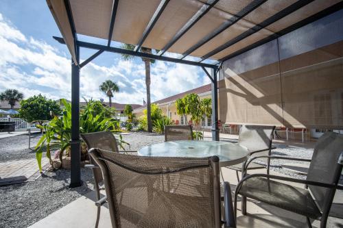 บริการและสิ่งอำนวยความสะดวก, Island Sun Inn & Suites - Venice, Florida Historic Downtown & Beach Getaway in เวนิส (FL)