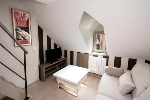 1 queen bed, 1 sofa bed