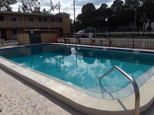 Swimming pool, Budget Lodge Mount Dora in Mount Dora (FL)
