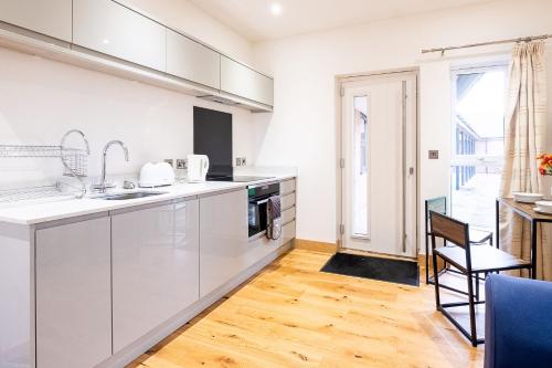 Three Tuns Apartments - Ash - image 2