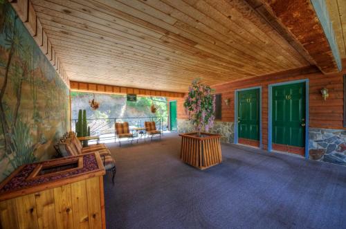 Cedar Wood Inn - image 14