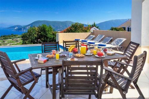  Katsarata Villa Sleeps 6 Pool Air Con WiFi in Katsaráta