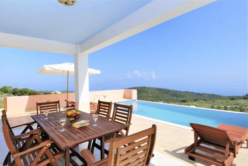  Katsarata Villa Sleeps 6 Pool Air Con WiFi in Katsaráta
