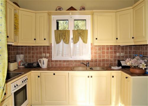  Metaxata Villa Sleeps 6 Pool WiFi in Metaxáta