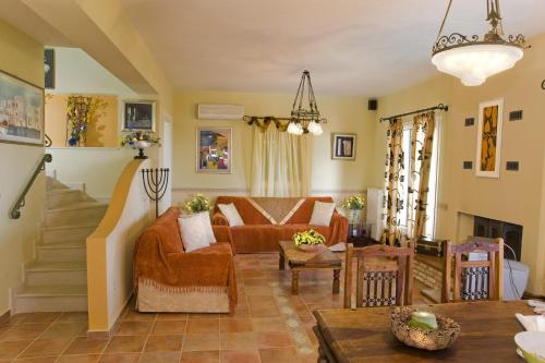  Metaxata Villa Sleeps 6 Pool WiFi in Metaxáta