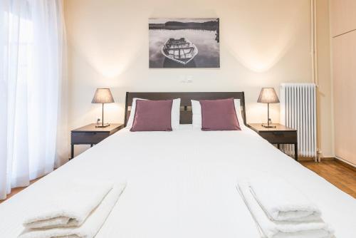 Stylish Athens Apt 10 Minute Walk to Acropolis Museum & Metro 3