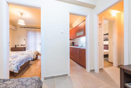 Stylish Athens Apt 10 Minute Walk to Acropolis Museum & Metro, Atény