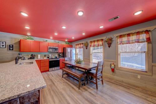 Blue Lagoon Cinema chalet in Gatlinburg, USA