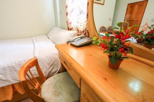 a bedroom with a bed and a desk, Zuo An Homestay in Hsinchu
