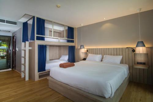 1 queen bed, 2 bunk beds