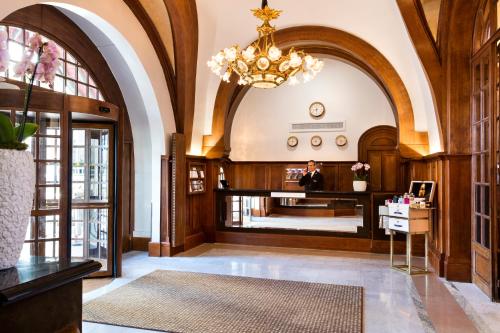 Hotel Barriere Le Normandy - 로비