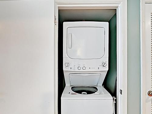 New Listing! Beachfront Paradise with Pools & Gym condo - image 5