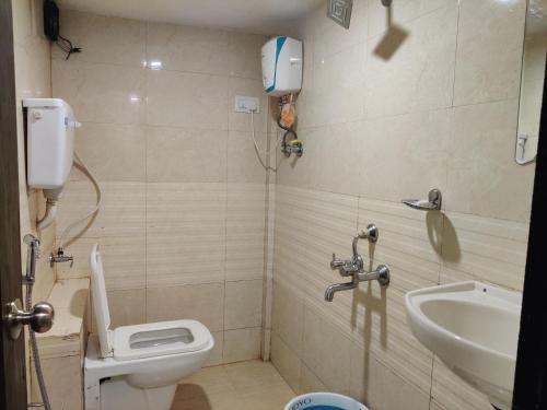 Bathroom, Hotel Happyland in Dadar