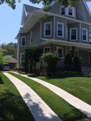 Gorgeous Victorian House!! Entire suite in SAM's home