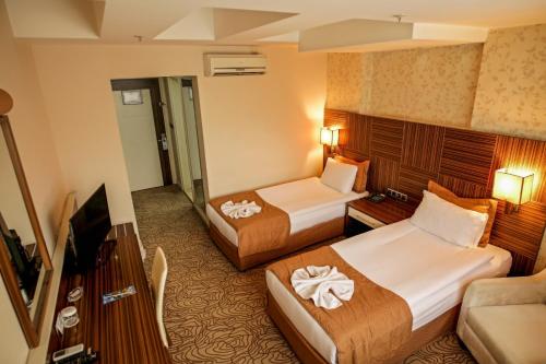 Grand Denizli Hotel Set in a prime location of Denizli, Grand Denizli Hotel puts everything the city has to offer just outside your doorstep. The property features a wide range of facilities to make your stay a pleasant 