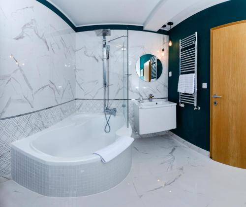 Deluxe Double Room with Bath image 2