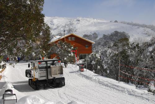 Summit Ridge Alpine Lodge - Accommodation - Falls Creek