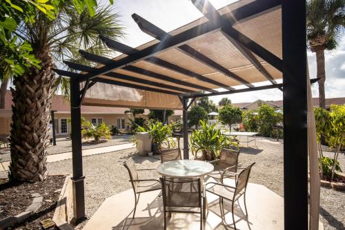 Island Sun Inn & Suites - Venice, Florida Historic Downtown & Beach Getaway - 숙소 외관