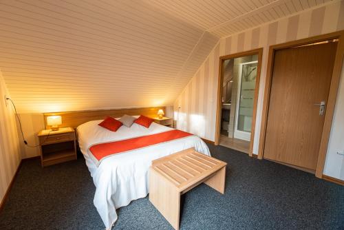 Logis - Hotel Restaurant La Sapiniere - Proche Saint Omer in Wisques