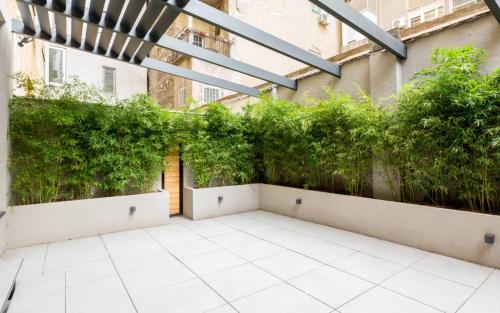 Teanna Lux Apartments - image 9