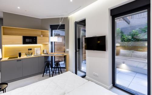 Teanna Lux Apartments - image 2