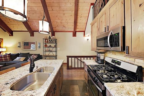 Brookside Townhome: 3 Beaches & Skiing Nearby townhouse - image 3