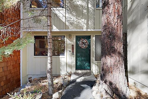 Brookside Townhome: 3 Beaches & Skiing Nearby townhouse - image 7