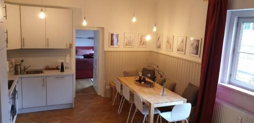 Red flat by GrazRentals direct by University & free parking - Apartment - Graz