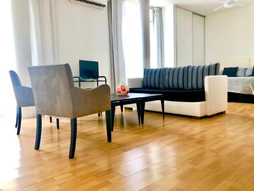 Apartamentos de Maria en Martinez! Av Libertador con Patio!
