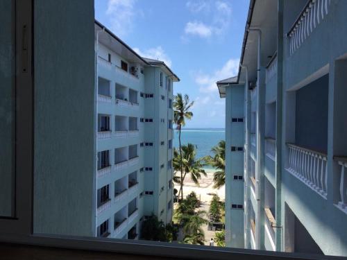 Stylish Beachfront Apartment Mombasa King Sized bed